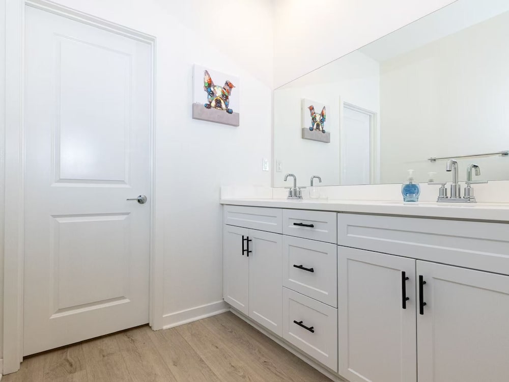 Near ONT Modern Designer Stay Bright Chic Spacious