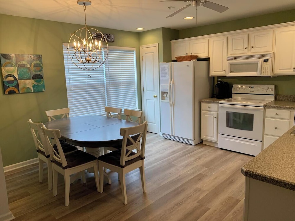 Canal Landing Court 48