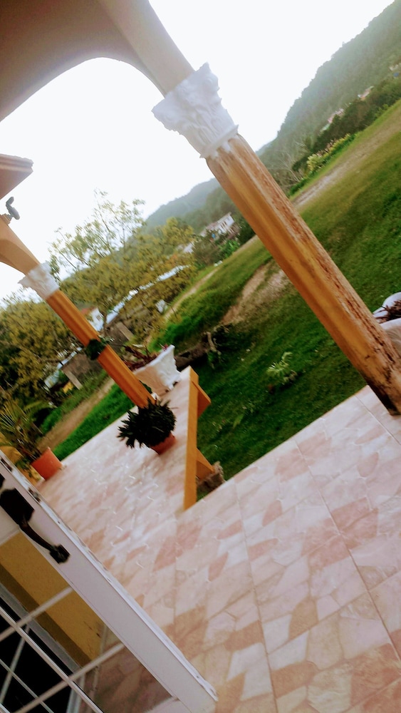 Bamboo - Sleeps 6 - Garden - Parking view 5