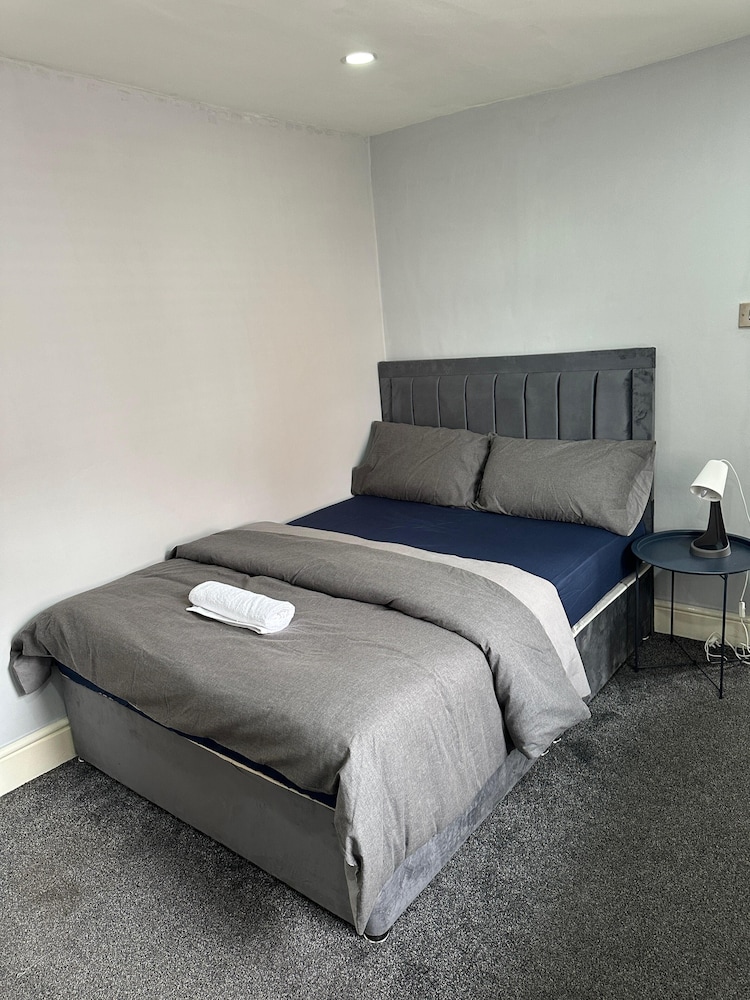 Cozy Manchester House - Stay With Host Onsite
