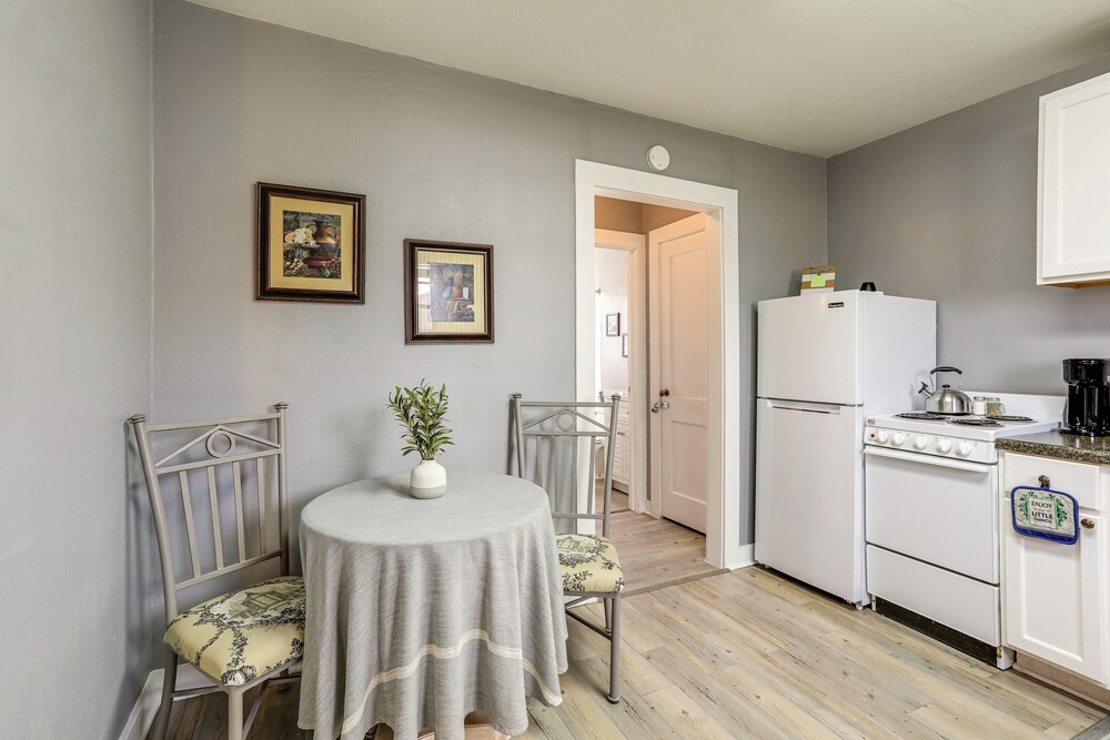 4 Mi to Baton Rouge: Charming Duplex Apartment
