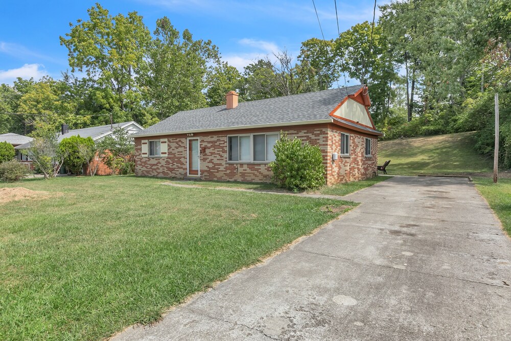 Cozy Retreat In Cincinnati 3 Bedroom Home by RedAwning view 5