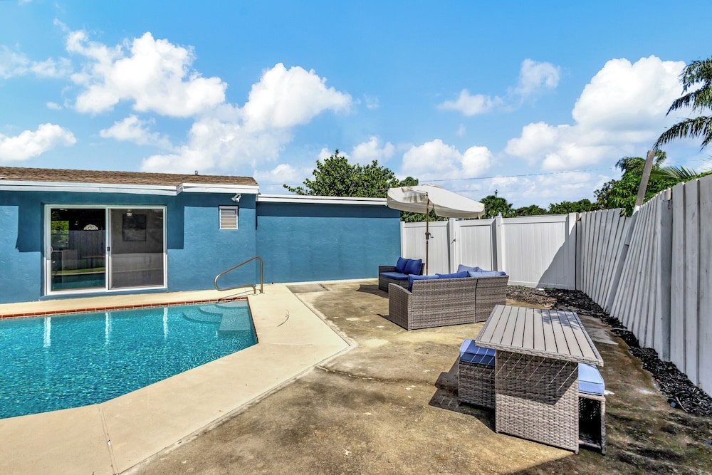 Sunshine Villa w/ Private Pool