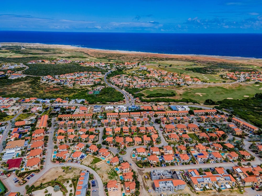 4BR Villa Gold Coast w Pool