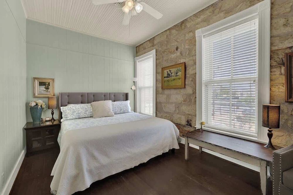 Charming Balcony Suite Overlooking Main Street-walk to Everything!