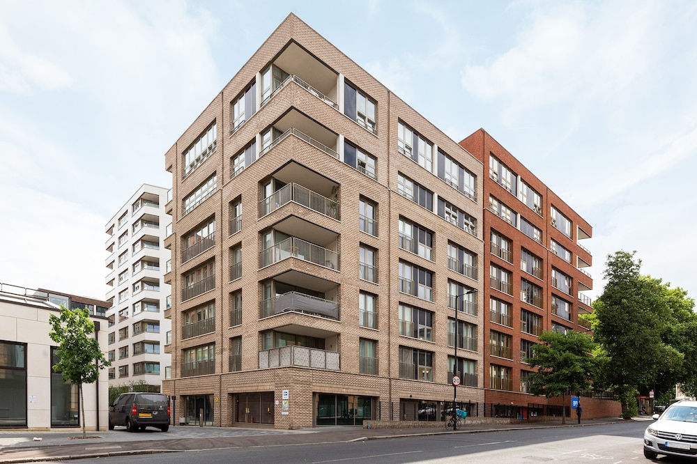 Luminous 2 Bed Balcony Flat in Islington