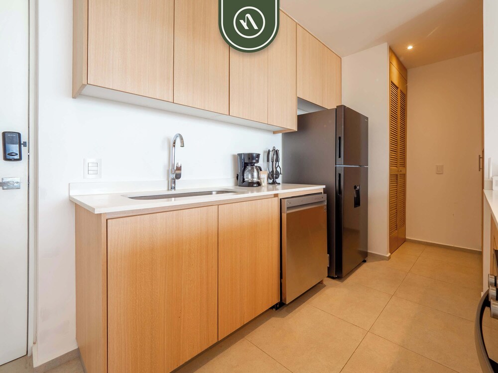 Oceanview 1 BR Condo - Private Beach - Pools