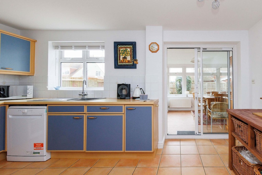 Spacious 4-bed Seaside Retreat in Selsey