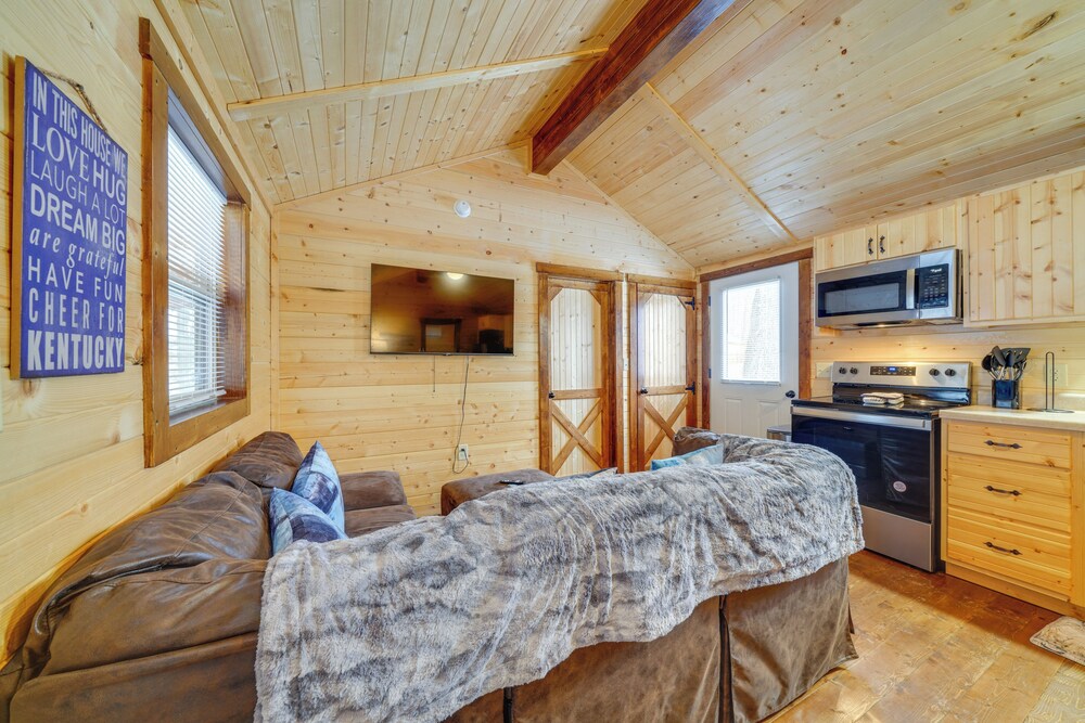 Pond-view Cabin Near Louisville on Racehorse Farm!