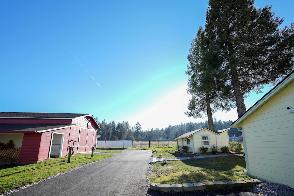 Near Rivers & Trails: Cabin in Rural Grants Pass