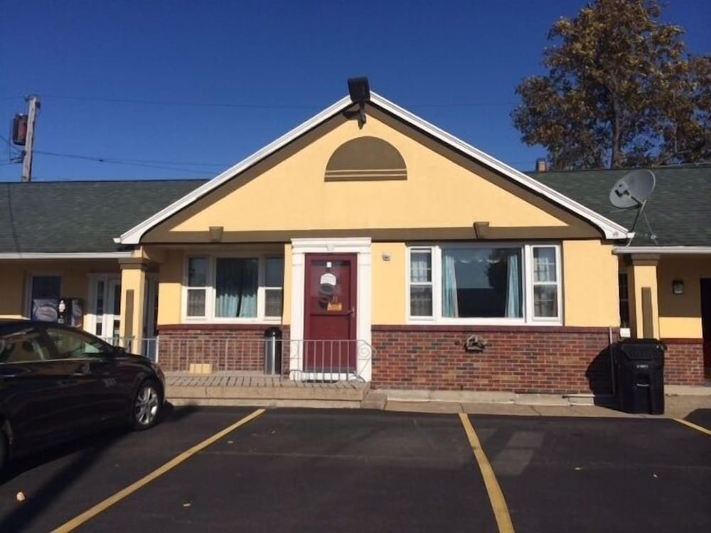 Hotel Budget Inn - Image 1