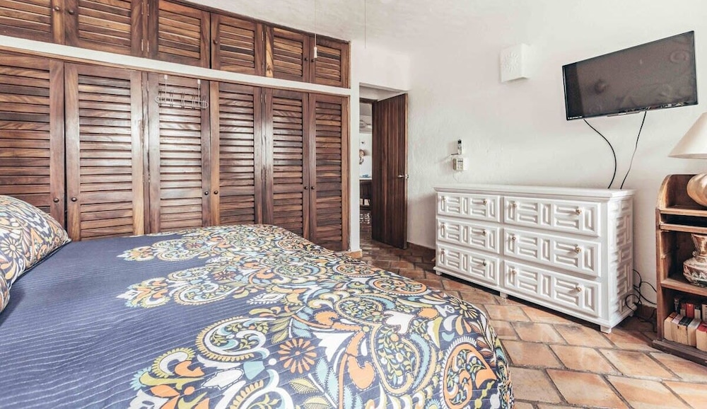 Beach Front Building 2Br Condo-balcony-beach-pool