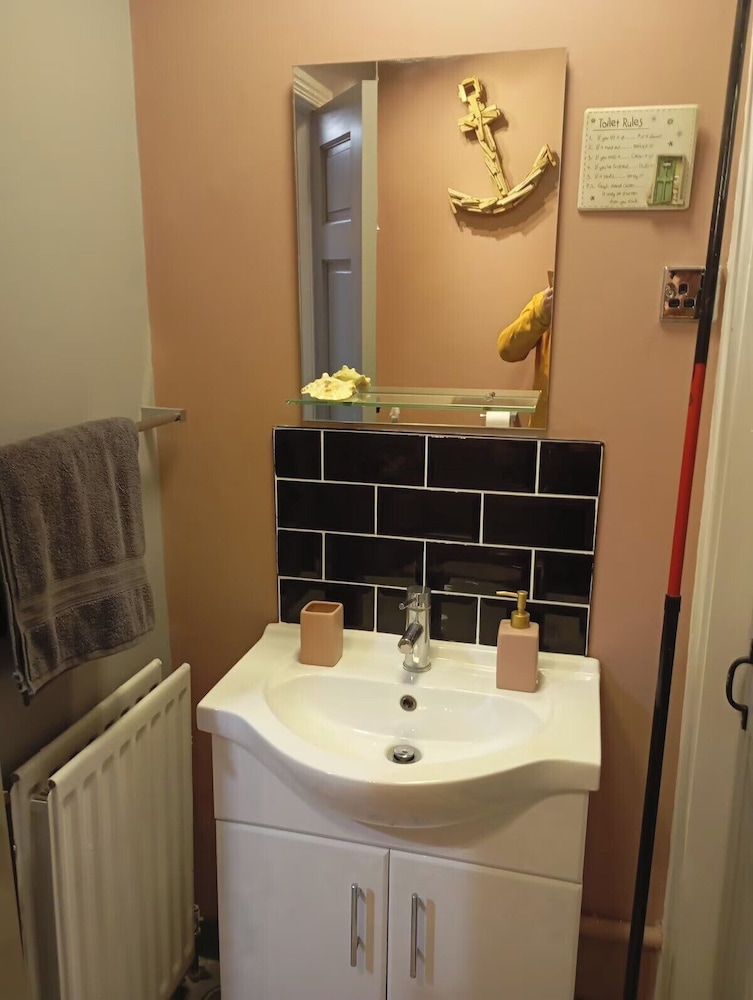 Cosy Cottage- Sleeps 4, Free Parking & Golf Nearby