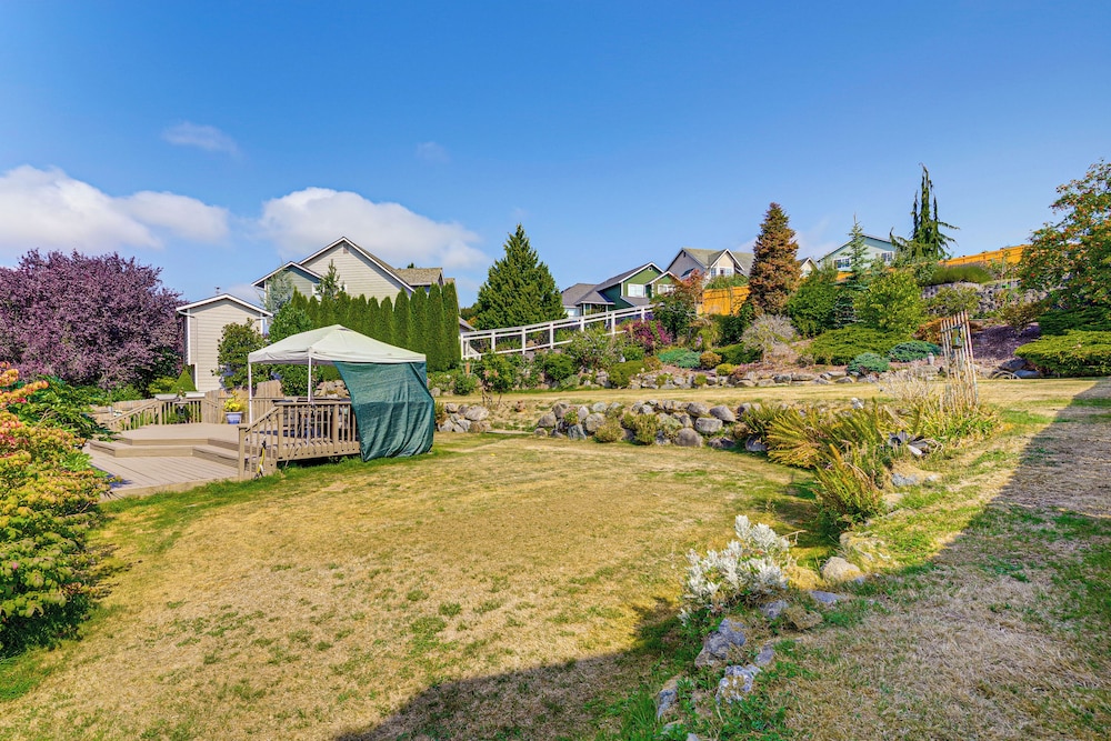 Spacious Yard & Deck: Home 8 Mi to Puget Sound!