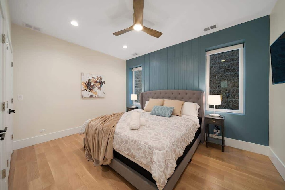 New 3 Bed by United Center w Parking Balcony