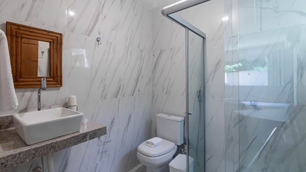 Casa Pet-friendly em Cond com Piscina e 5 Su tes