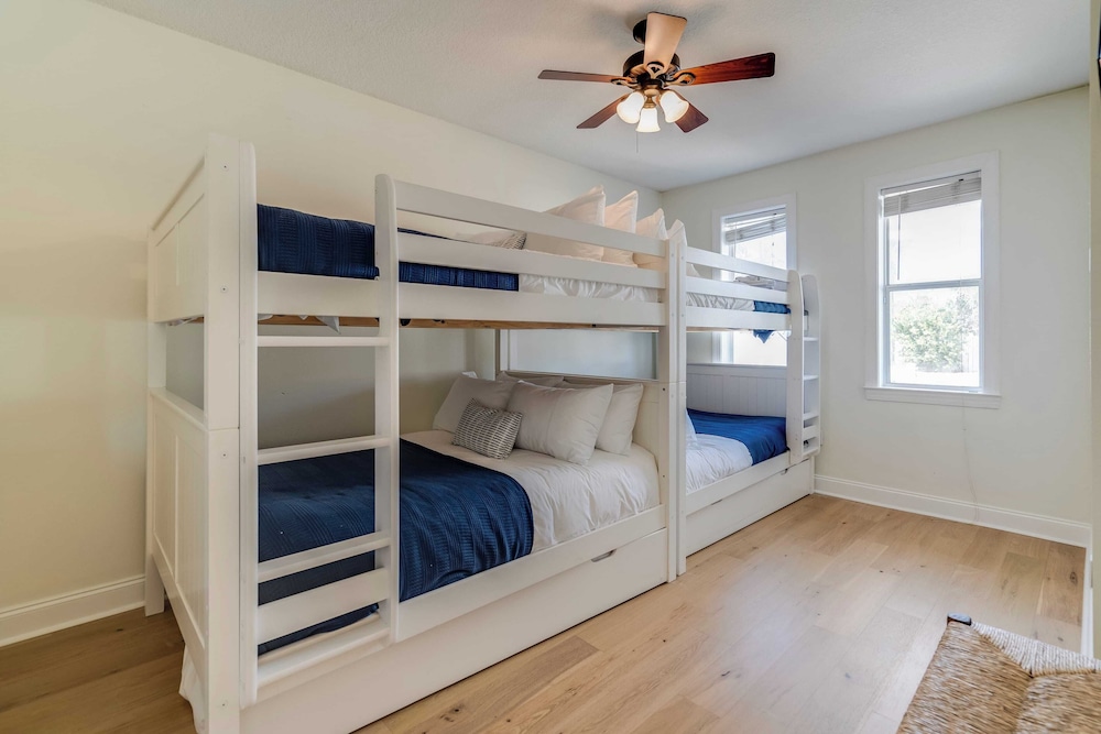 Sleeps 36 2 Homes, Walk to Beach, Priv Pool + Hot Tub Tidal Wave & Seacrest