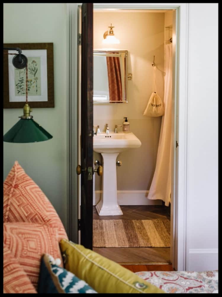 Burdett House Bed & Breakfast