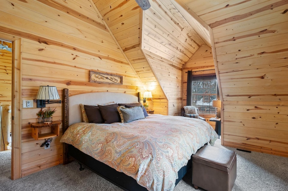 Timber Nest Goshorn Lake Dock, Pool, Town HOT Tub!