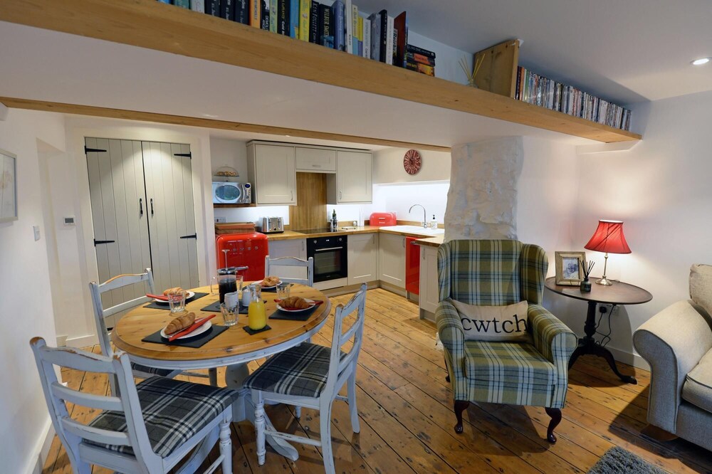 The Cwtch - Luxury Cottage Sea Views Pet Friendly view 3