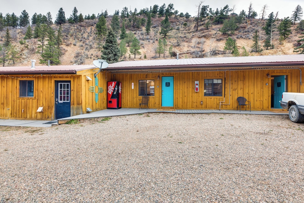 Cozy Red River Getaway - Walk to Main Street view 4