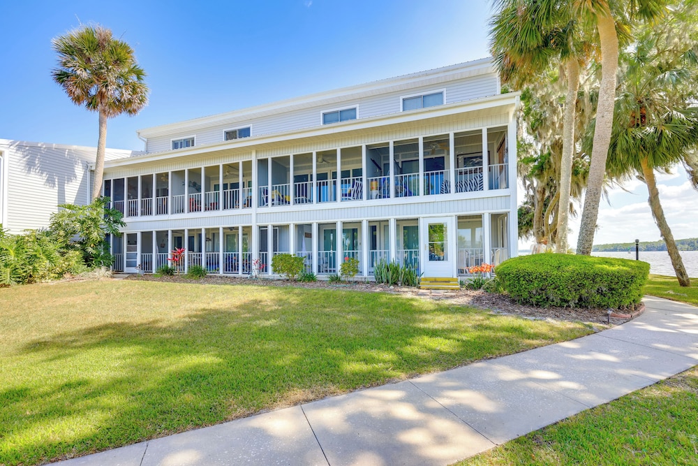 Private Balcony w/ Water Views: Welaka Condo!