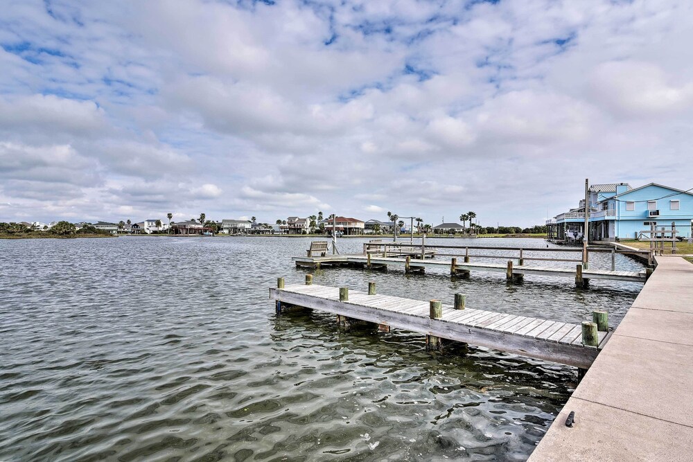 Walk to Beach: Updated Home w/ Deck in Galveston!