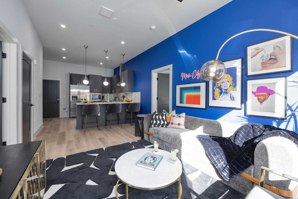 Sleeps 42 7 Modern Midtown Apartments w/ Gym + Pool Walkable to Shops & Eats