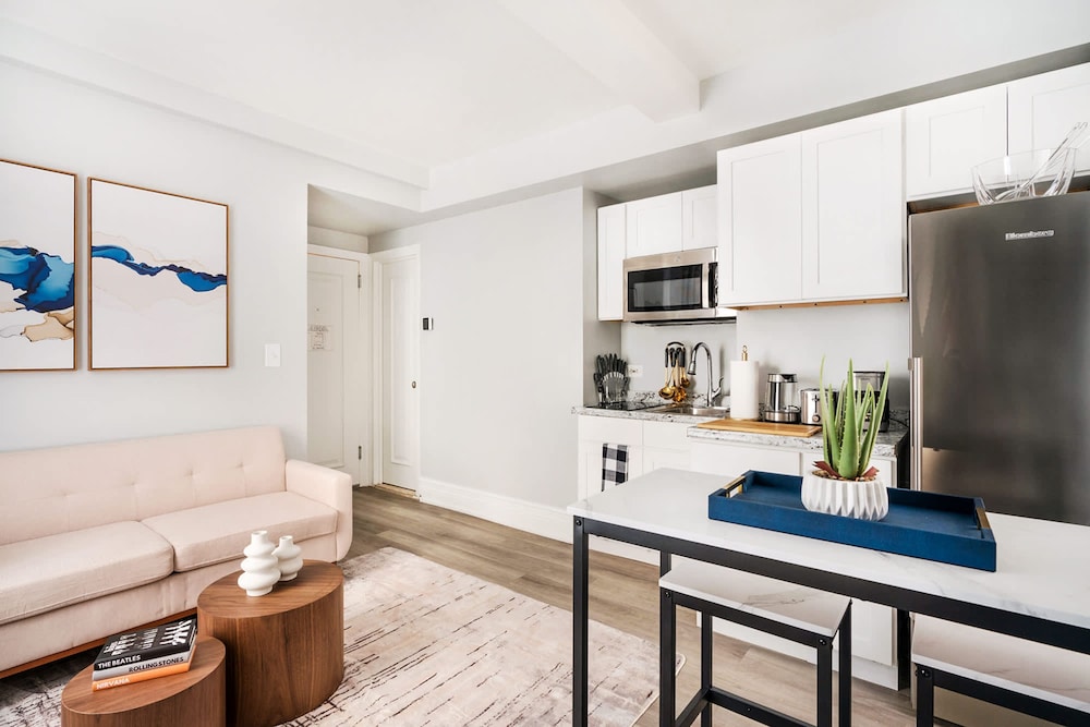 73-320 New 1BR 1bth UWS Doorman Gym