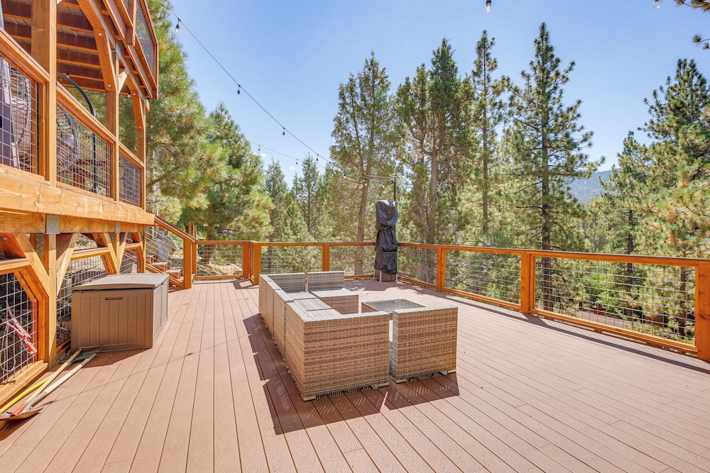1 Mi to Skiing: Mtn-view Cabin in Big Bear Lake