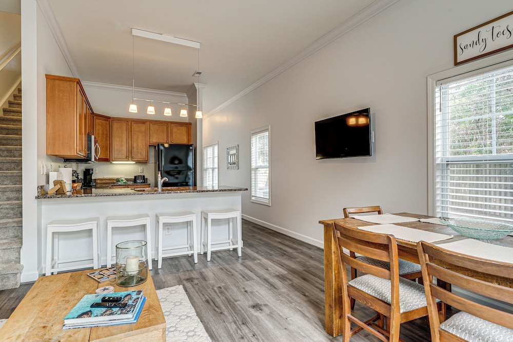 4 Mi to Ocean: Modern Townhome in Wilmington!