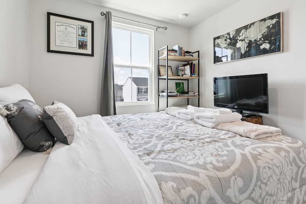 Modern Downtown Retreat Near Swamp Rabbit Trail 4 Bedroom Townhouse