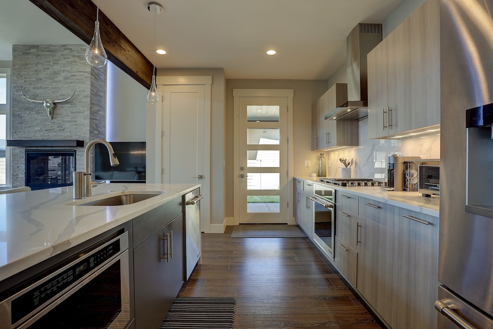 Ruby Peak *30 Day Minimum 4 Bedroom Home by RedAwning