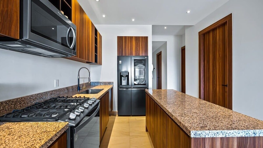 Equipped 3BR House - Pool - Gym - 5 min to Beach