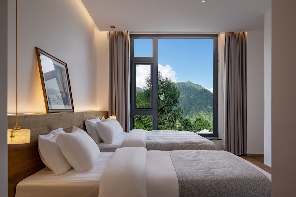 Yunfu Mid Hill Resort Hotel