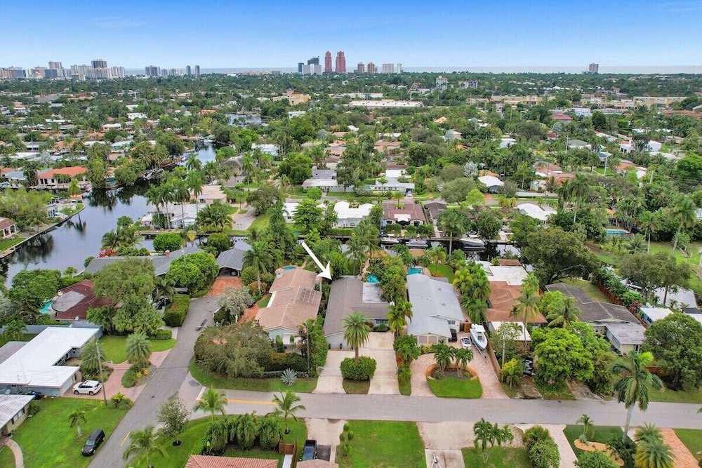 New Waterfront Oasis, Minutes to Beach, Eats, Shops