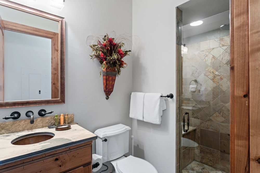 Grand Lodge - 3 Bedroom Deluxe #206 - Ski-in/out 3 Condo