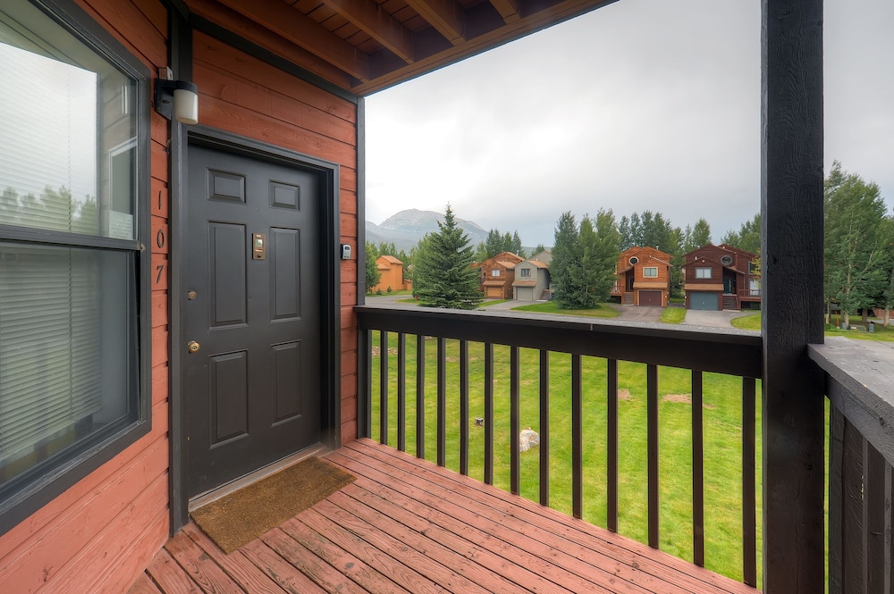 Mountainside Condominiums by CRMR