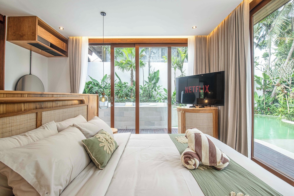 Luxury 2BR Retreat Jungle View Near Ubud Center