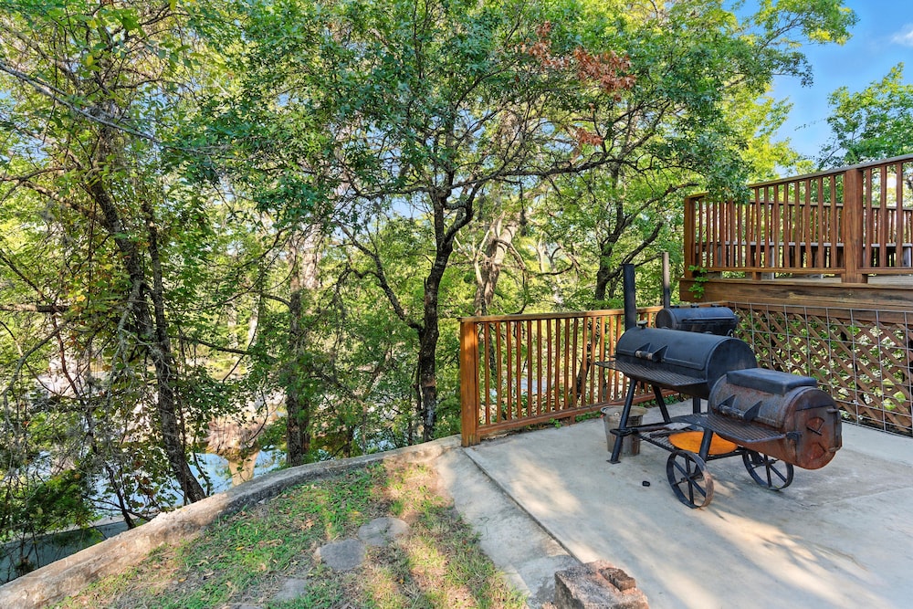 Frio Rivers Edge In The Heart Of Hill Country 3 Bedroom Cabin
