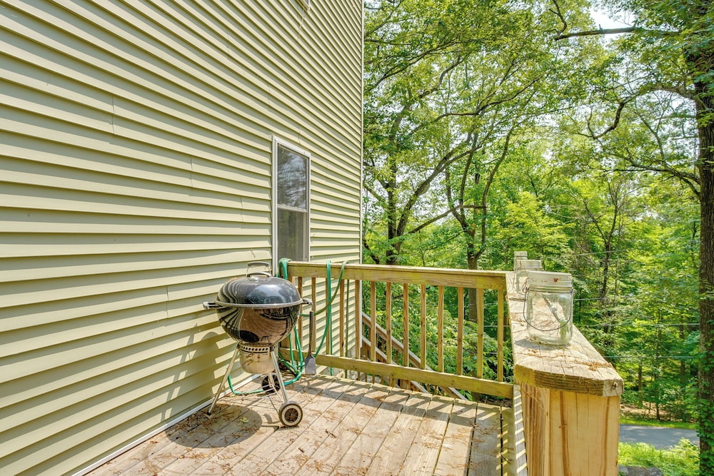 Walk to Putnam Lake: Updated Home w/ Deck