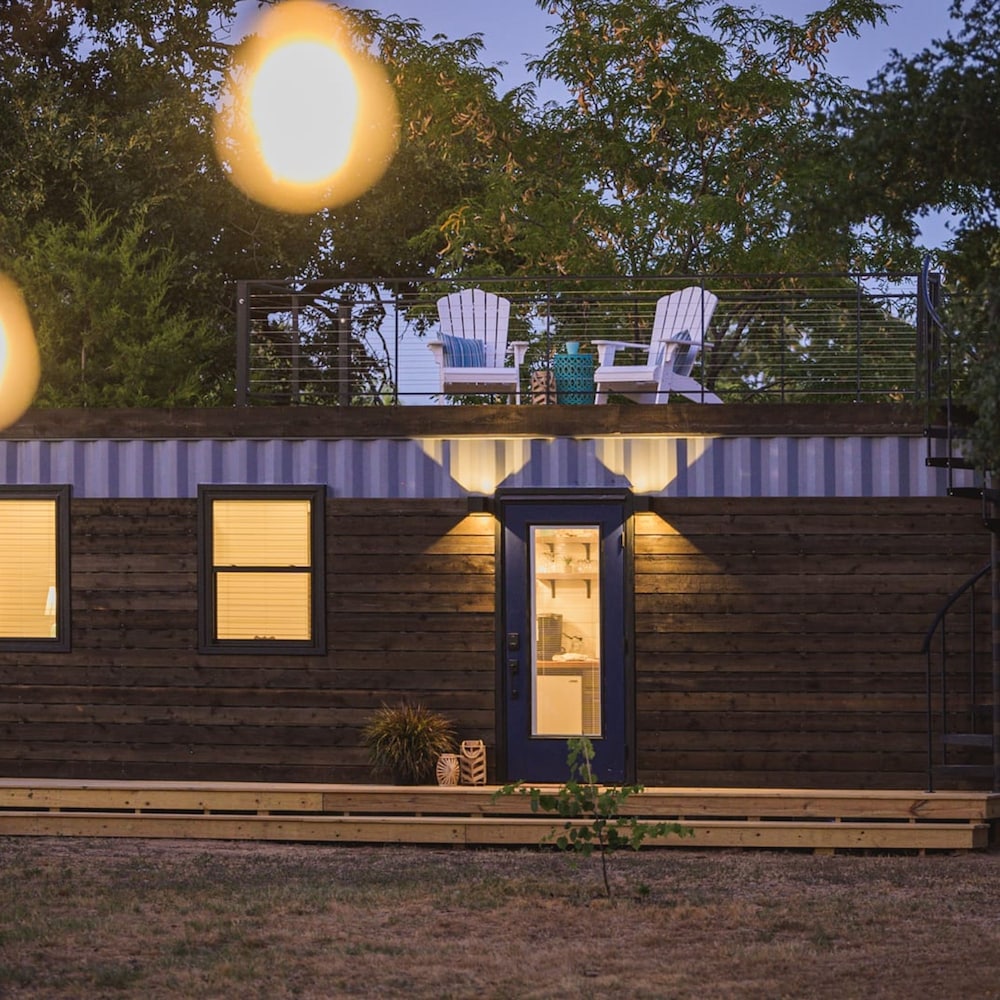 The Shoreline Container Tiny Home 12 min to Magnolia Baylor view 5