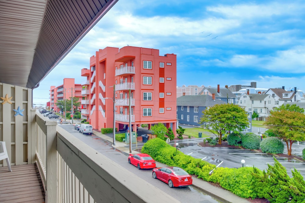 Ocean City Getaway w/ Balcony, Steps to Boardwalk!