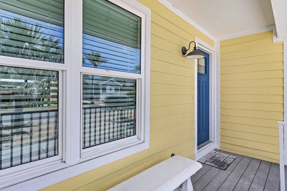 218 Oasis On Ohio: Stunning Pool Home W/ Dock Access! 3 Bedroom Home