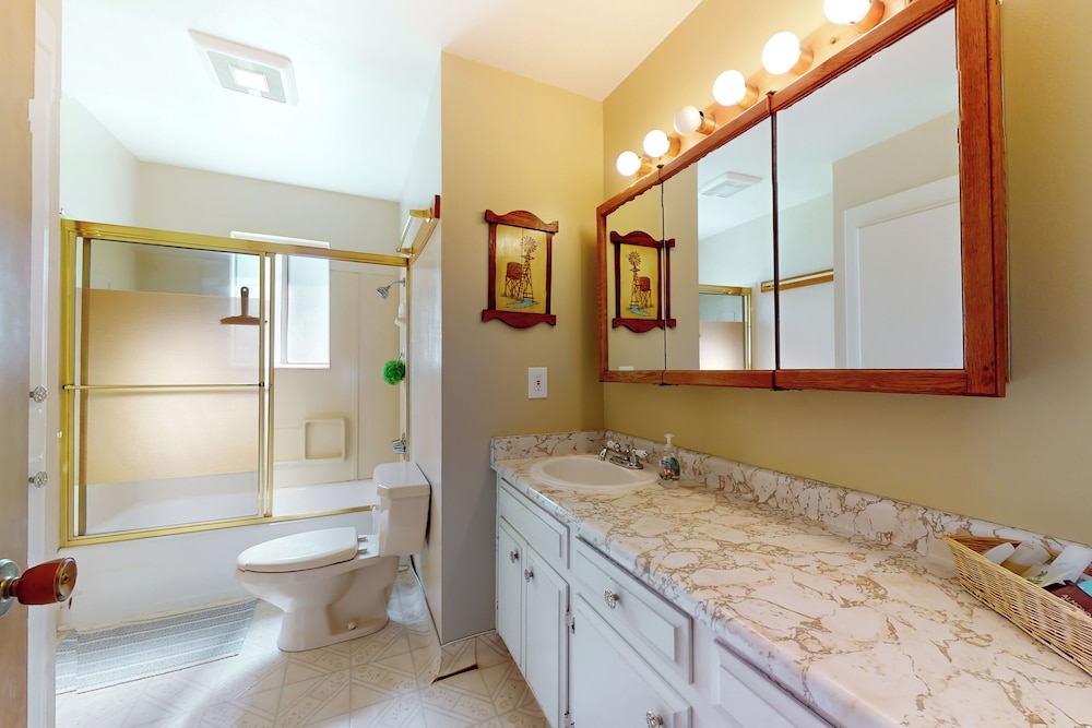 4BR Sierras-view Home w/ Pool & A/C - Dogs OK