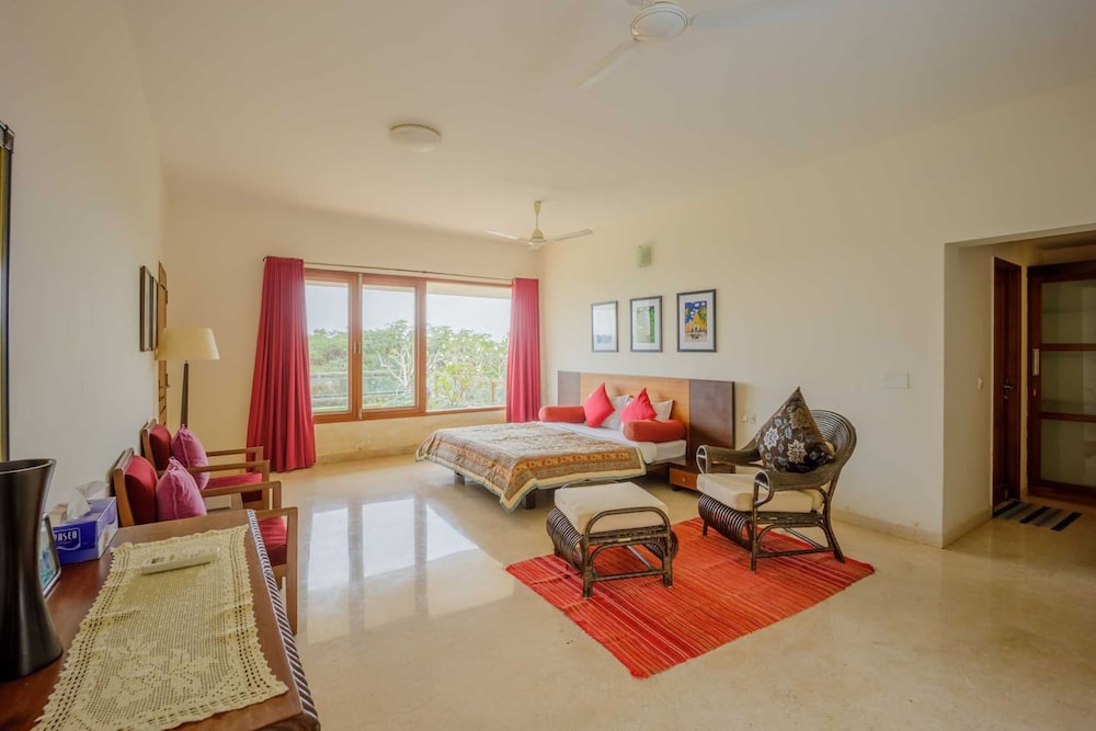 Stunning Hilltop 3BR Villa w Pool and River View