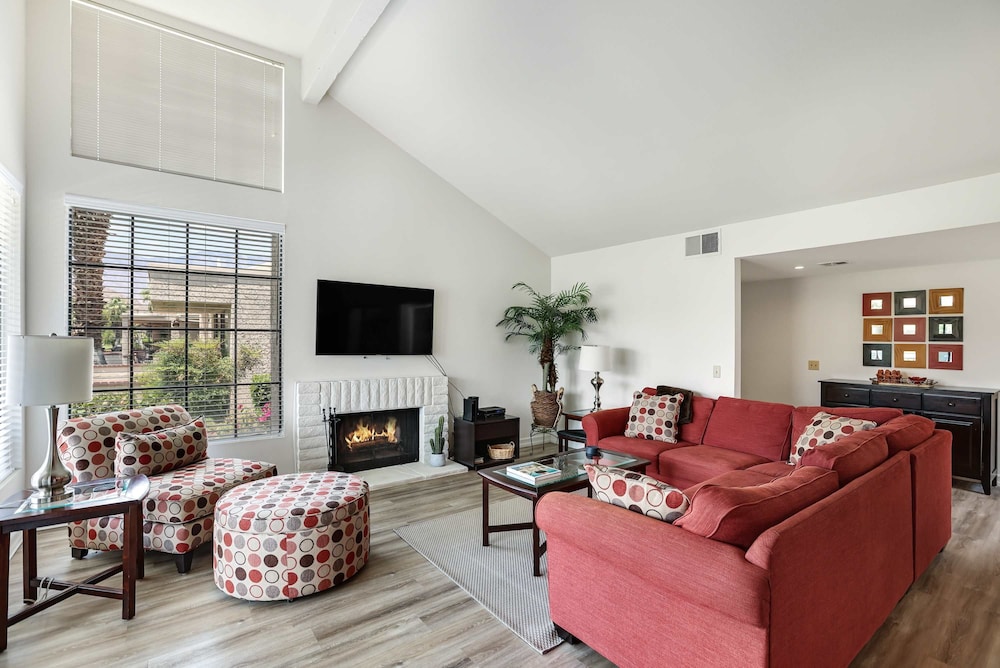 Spacious Single-story Condo With Golf Course Views