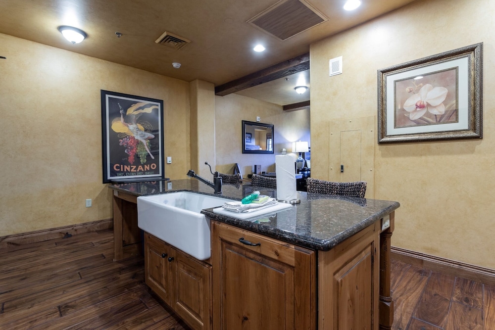 Grand Lodge - Studio #205 - Ski-in/ski-out 1 Bedroom Studio