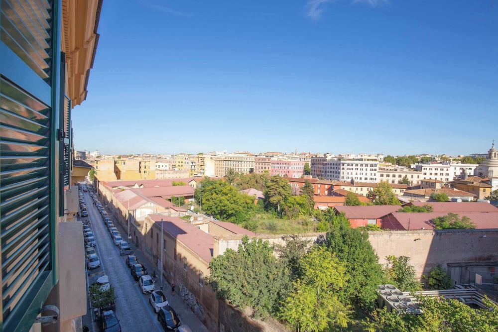 Colosseum Holidays - Luxury 3 Bedroom Apartment