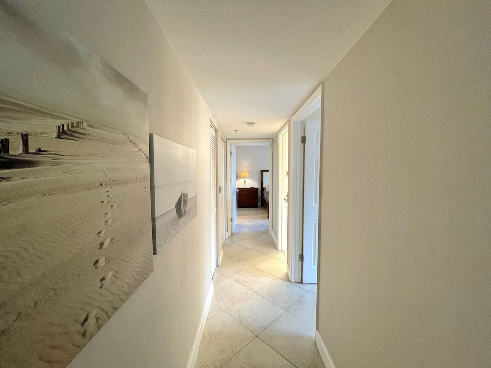 Lux Condo at Yacht Club 10min from Beach